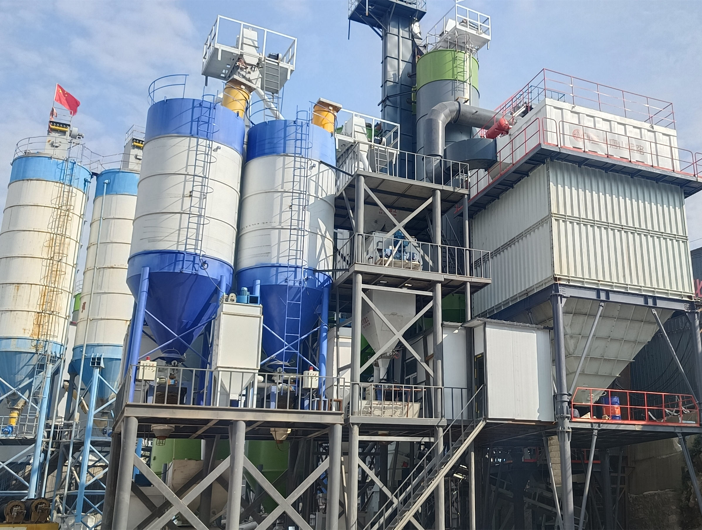 機(jī)制砂成建筑用砂主要來(lái)源，唐山金路制砂樓提供高標(biāo)準(zhǔn)機(jī)制砂生產(chǎn)設(shè)備